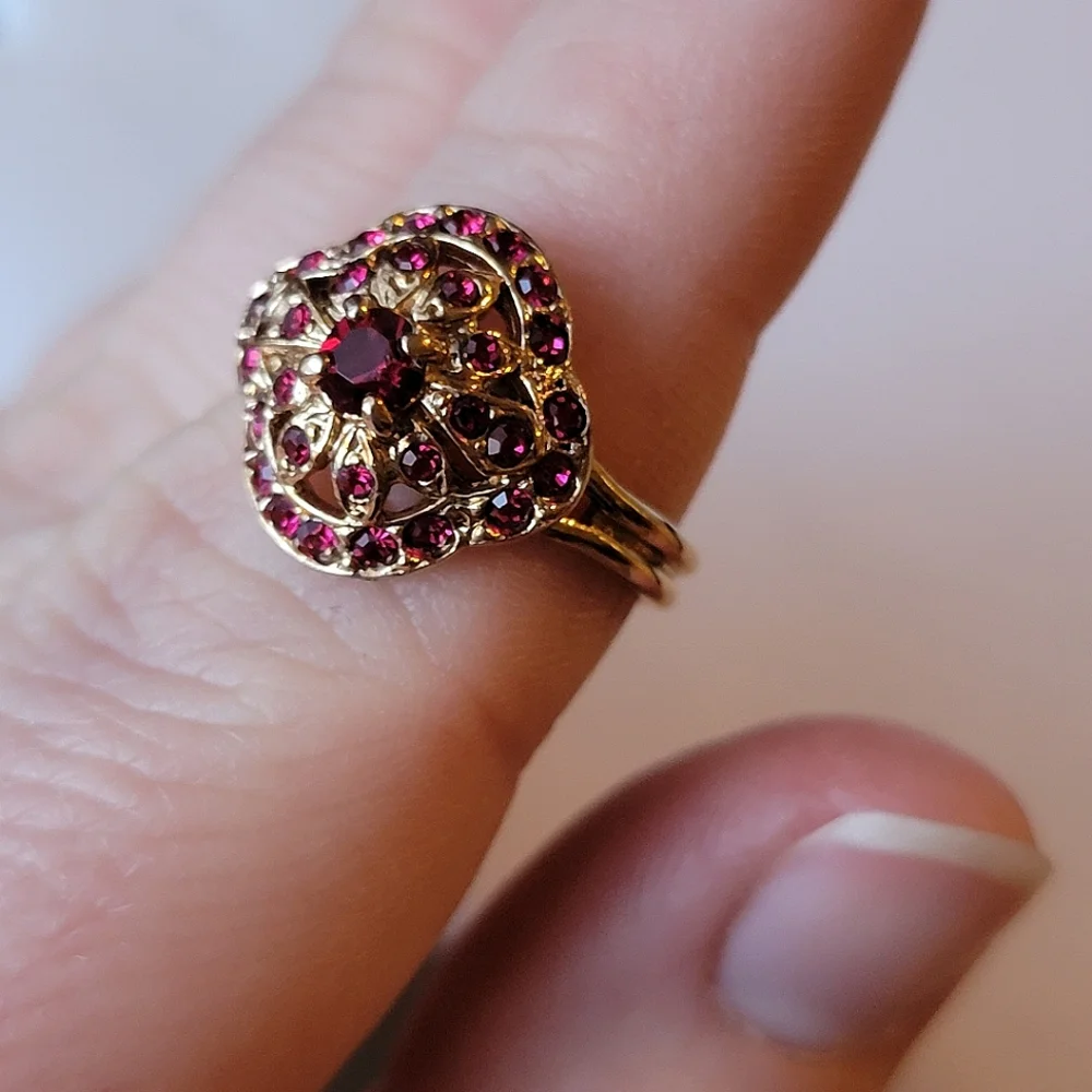 Beautiful Vintage Ring Simulated Ruby Gemstone Cluster Gold Tone Size 8 Flawed